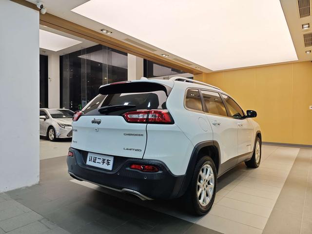 Jeep Cherokee 2017 2.4L Leading Edition Smart Package -u22437483 | ZEEX AUTO