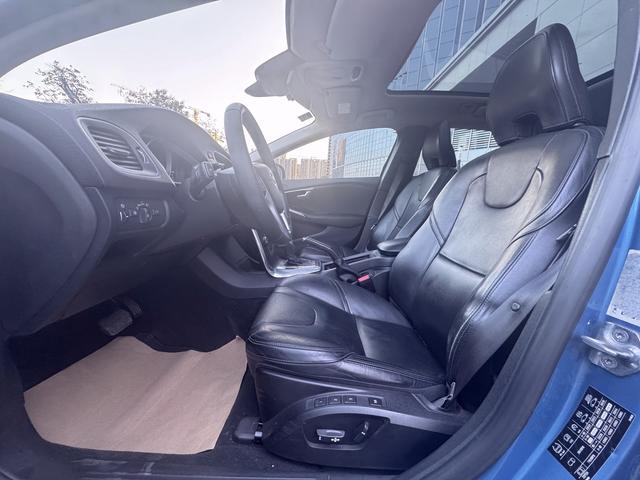 Volvo V40 2017 Model T3 Smart Edition -u22390183 | ZEEX AUTO