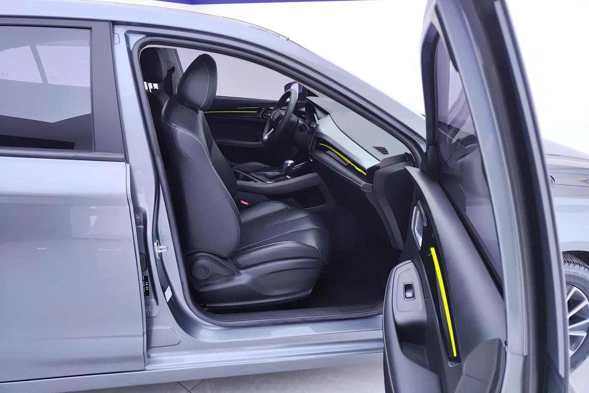 SAIC Motor Roewe i5 2021 1.5L CVT Black Gold Edition -u21928159 | ZEEX AUTO