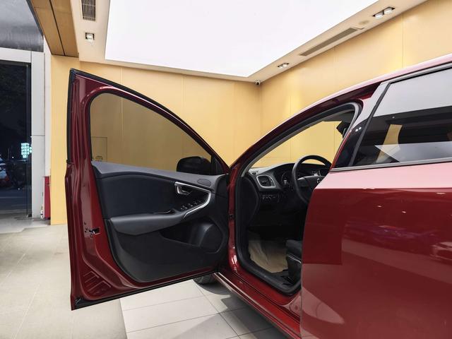Volvo V40 2018 T3 -u22532787 | ZEEX AUTO